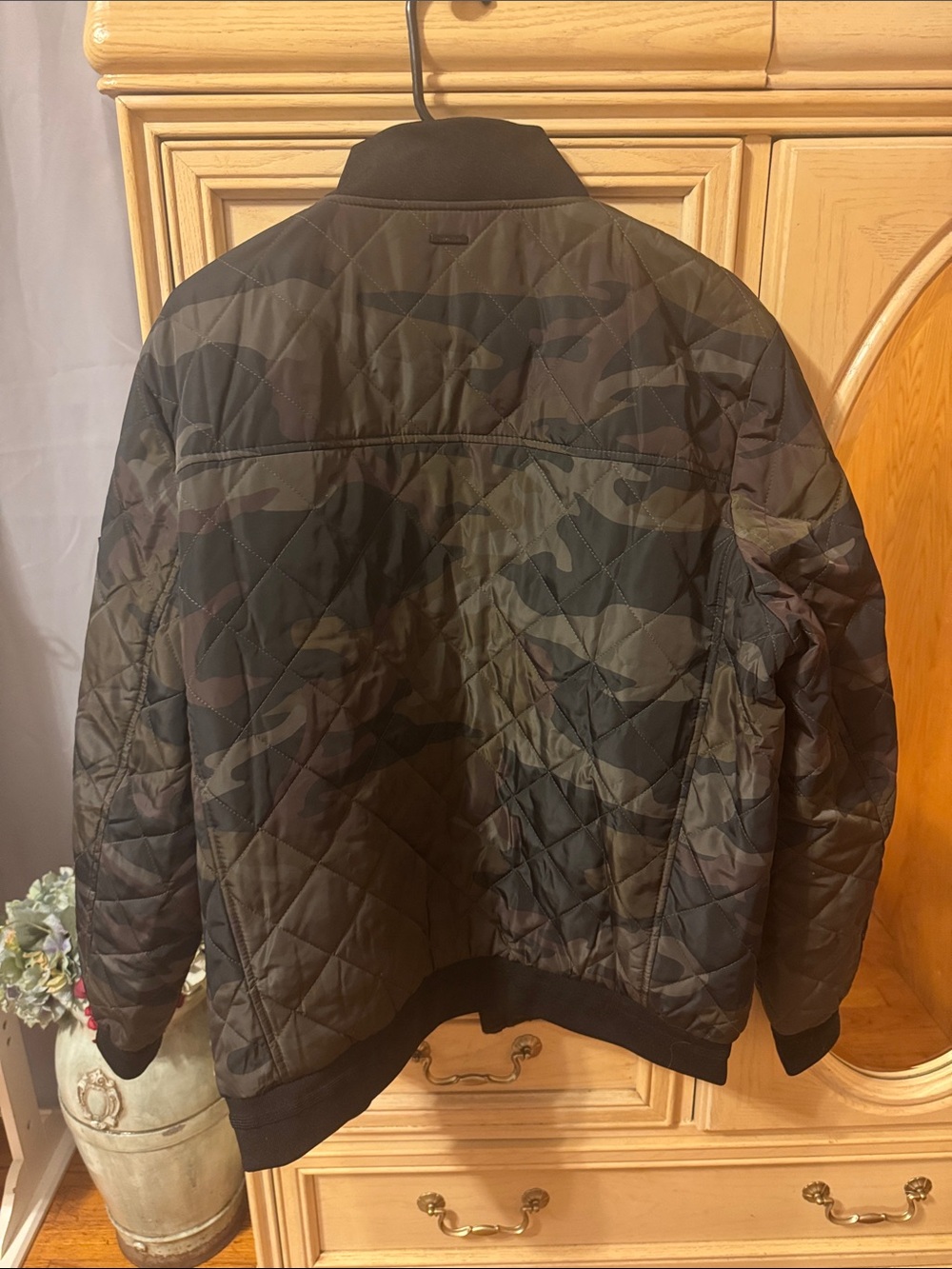 Calvin Klein Men's Black & Olive Camo Quilted Bomber Jacket. - Picture 10 of 10